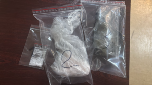 policjanci z zatrzymanym; zabezpieczone narkotyki