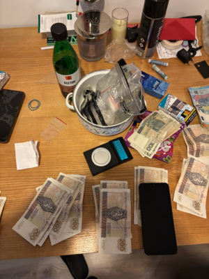 policjanci z zatrzymanym; zabezpieczone narkotyki