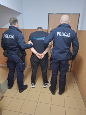 policjanci z zatrzymanym