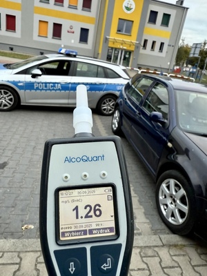 Alkomat z wynikiem badania na zawartość alkoholu w wydychanym powietrzu.
