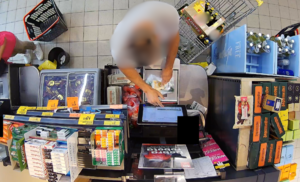 ujęcia z góry kamery sklepowej - mężczyzna przy kasie samoobsługowej