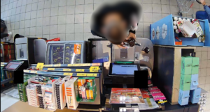 ujęcia z góry kamery sklepowej - mężczyzna przy kasie samoobsługowej