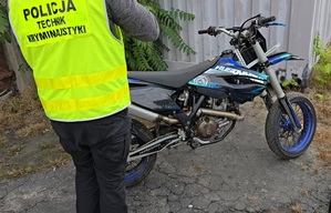 policyjny technik przy motocyklu; zabezpieczone narkotyki