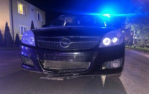 Samochód osobowy stojący na drodze w nocy
