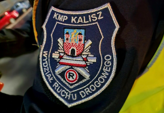 naszywka na rękawie policjanta z napisem: Kalisz, Wydział Ruchu Drogowego
