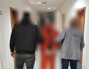 policjanci z zatrzymanym