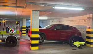 policjanci prowadzą zatrzymanych; zabezpieczone przedmioty; odzyskane auta