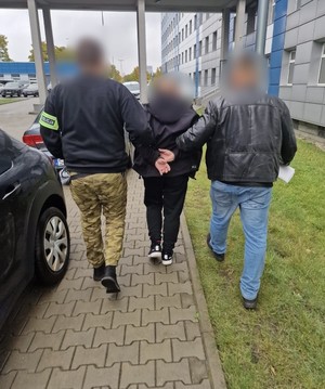 policjanci z zatrzymanym