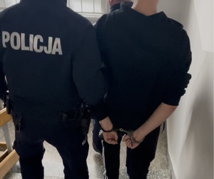 policjanci z zatrzymanymi; zabezpieczone narkotyki