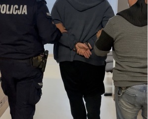 policjanci z zatrzymanymi; zabezpieczone narkotyki