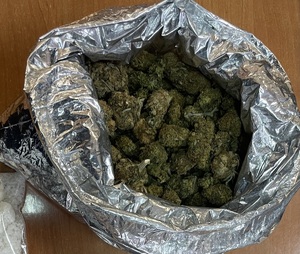 policjanci z zatrzymanymi; zabezpieczone narkotyki