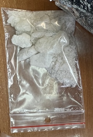 policjanci z zatrzymanymi; zabezpieczone narkotyki