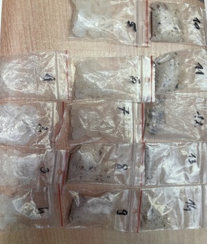 policjanci z zatrzymanymi; zabezpieczone narkotyki