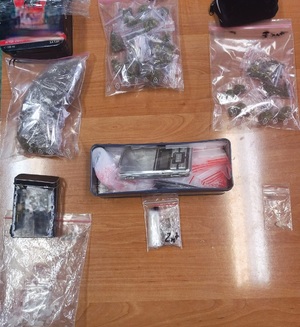 policjanci z zatrzymanymi; zabezpieczone narkotyki