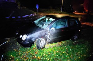 samochód, który uderzył w płot; zniszczony płot