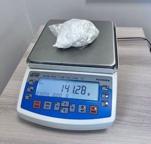 zabezpieczone narkotyki położone na wadze