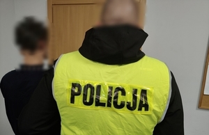 policjant z zatrzymanym