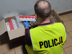 policjant i zabezpieczony tytoń