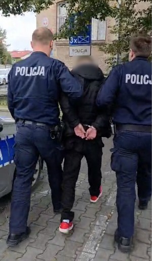 policjanci z zatrzymanym