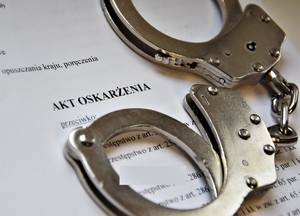 kajdanki na aktach sprawy