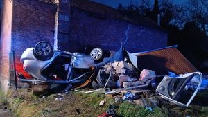 noc, samochód roztrzaskany o budynek gospodarczy