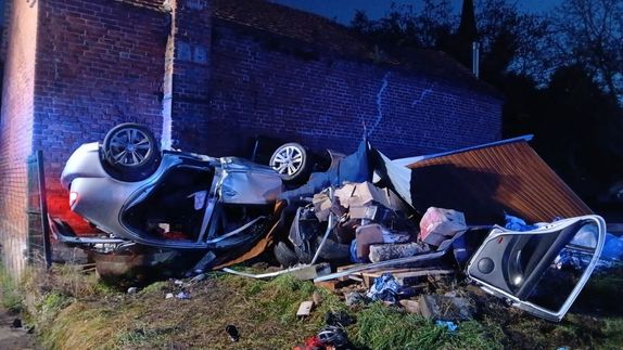 noc, samochód roztrzaskany o budynek gospodarczy
