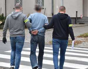 policjanci z zatrzymanym