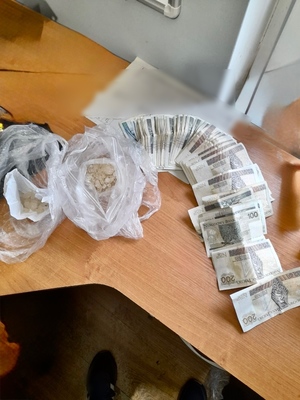 policjant z zatrzymanym; zabezpieczone narkotyki