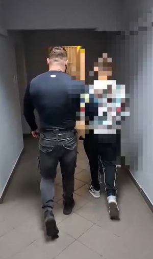 policjant z zatrzymanym; zabezpieczone narkotyki