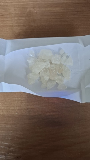 policjant z zatrzymanym; zabezpieczone narkotyki