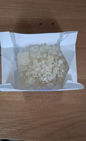 policjant z zatrzymanym; zabezpieczone narkotyki