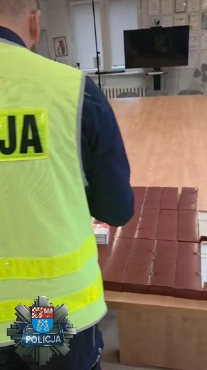 zabezpieczone papierosy oraz policjant