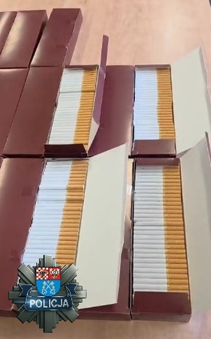 zabezpieczone papierosy oraz policjant
