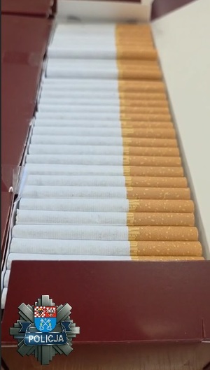 zabezpieczone papierosy oraz policjant