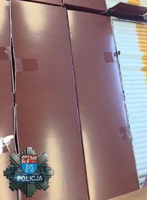 zabezpieczone papierosy oraz policjant