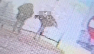 zamazany obraz dwóch mężczyzn na przystanku