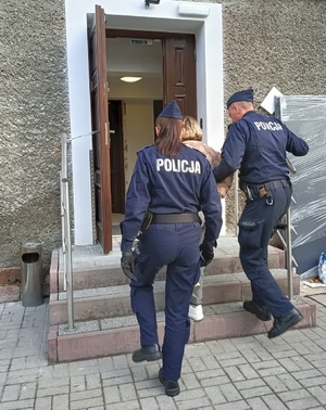 policjanci z zatrzymaną kobietą