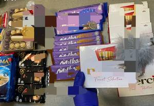 noc, odzyskany samochód, art. spożywcze znalezione w aucie