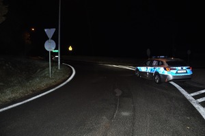 radiowóz jedzie za autem