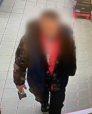 siekiera; wizerunek mężczyzny idącego z siekierą