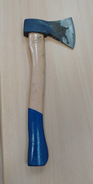 siekiera; wizerunek mężczyzny idącego z siekierą