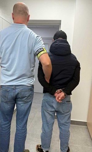 policjant z zatrzymanym