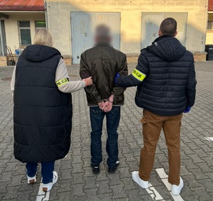 policjanci z zatrzymanym