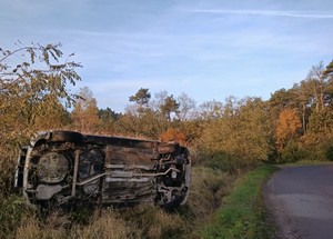 auto przewrócone na bok na poboczu drogi