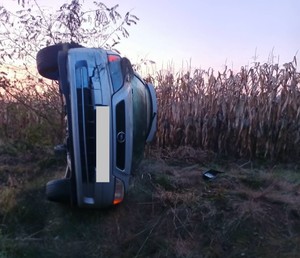 auto przewrócone na bok na poboczu drogi