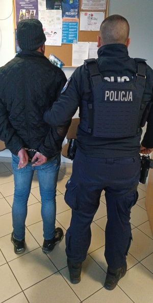 policjant z zatrzymanym