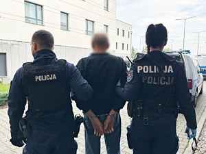 policjanci z zatrzymanym; pożar