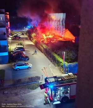 policjanci z zatrzymanym; pożar