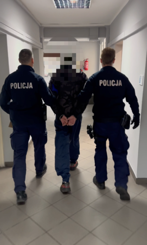 policjanci z zatrzymanym