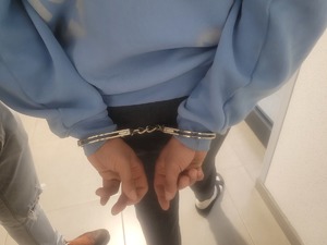 policjant z zatrzymanym, zabezpieczone narkotyki